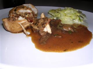 Gefüllte Hänchenbrust mit Kartoffel-Spitzkohl-Gratin